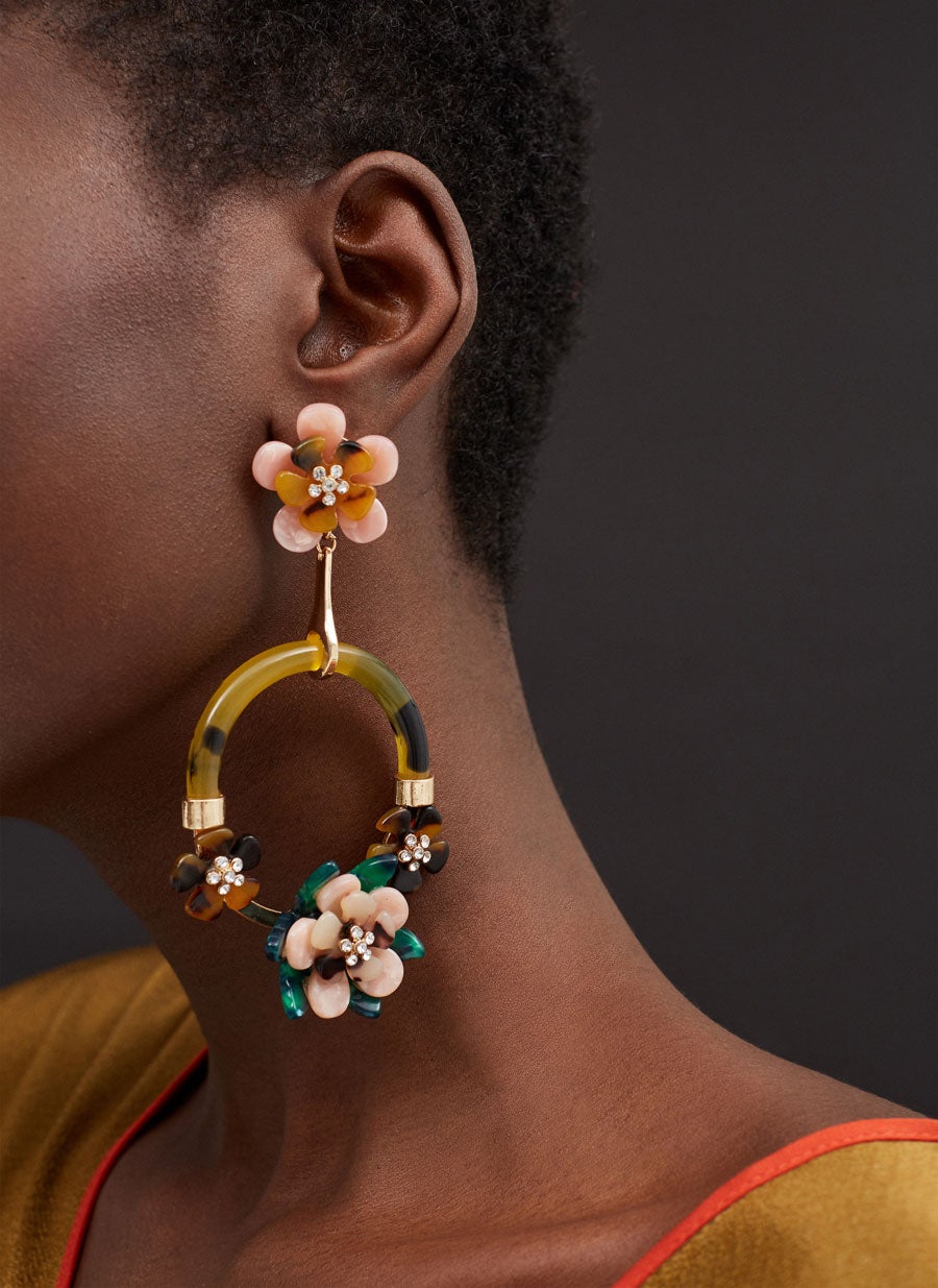 Pendientes XL con flores de Uterqüe: 39 euros.