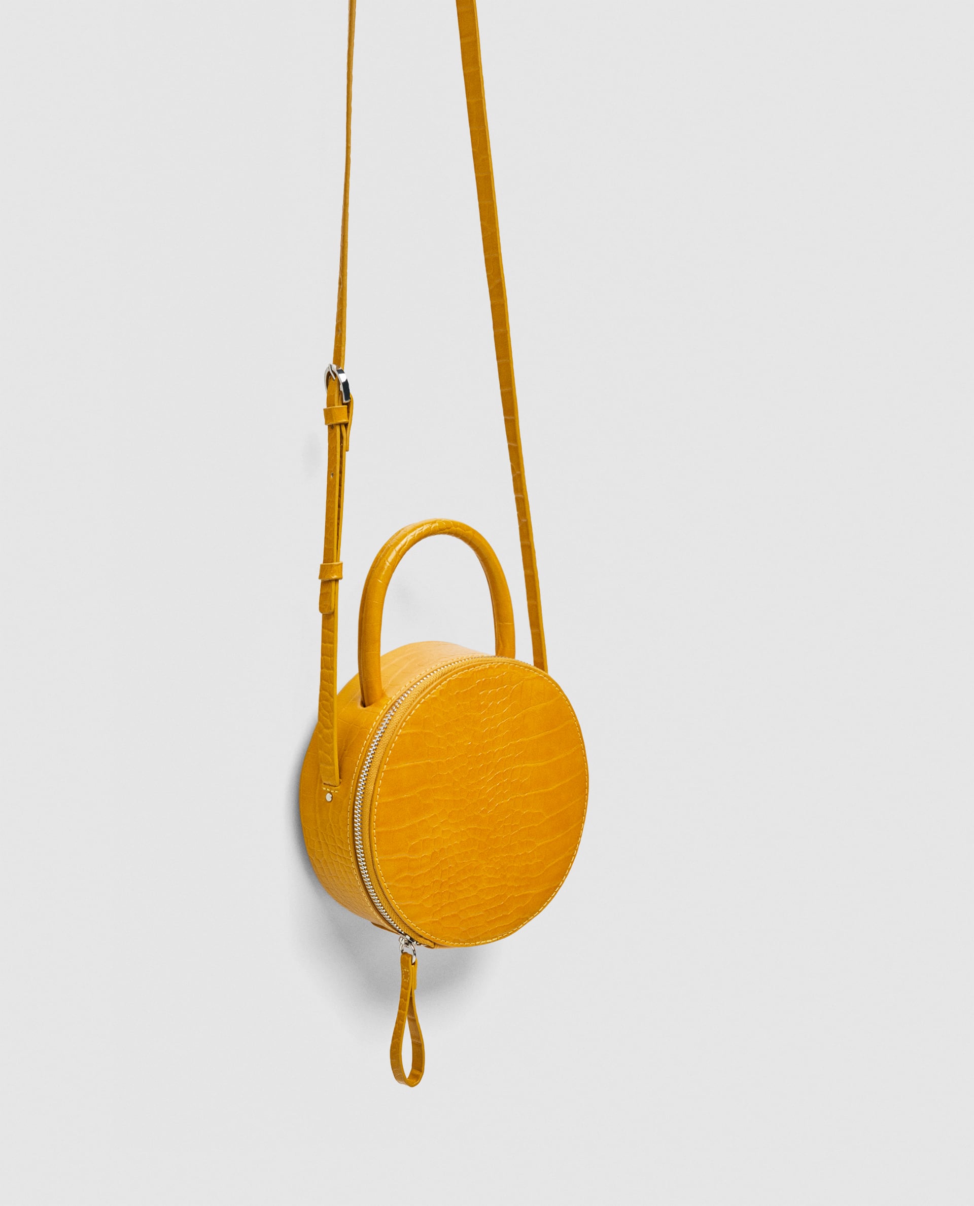 Mini bandolera redonda de Zara: 22,95 euros.