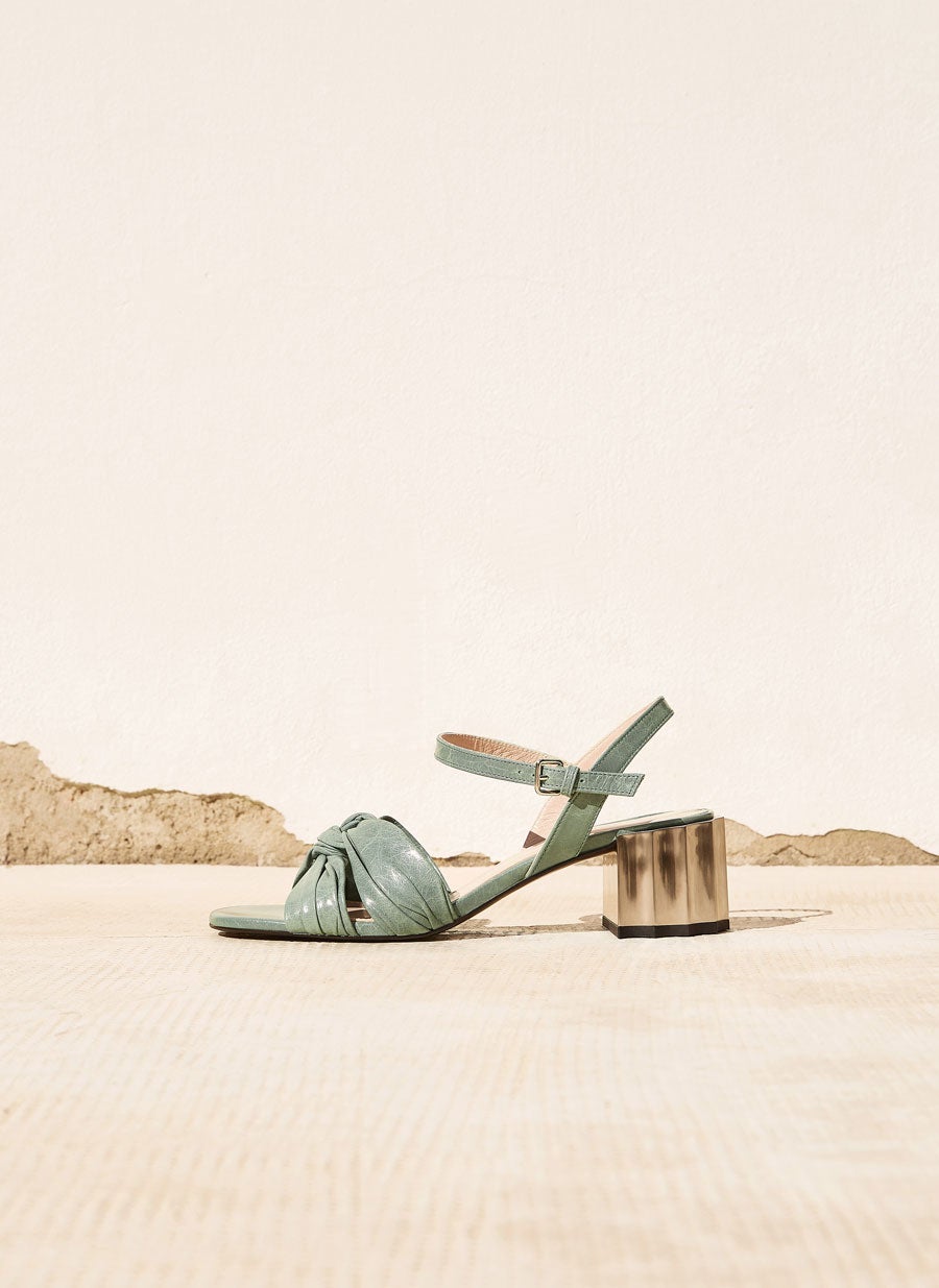 Sandalias con tacón fantasía de Uterqüe: 89 euros.