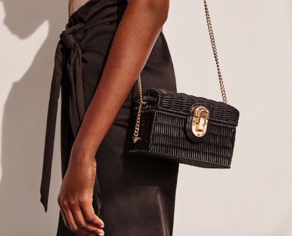 Bolso de rafia de Mango: 29,99 euros.