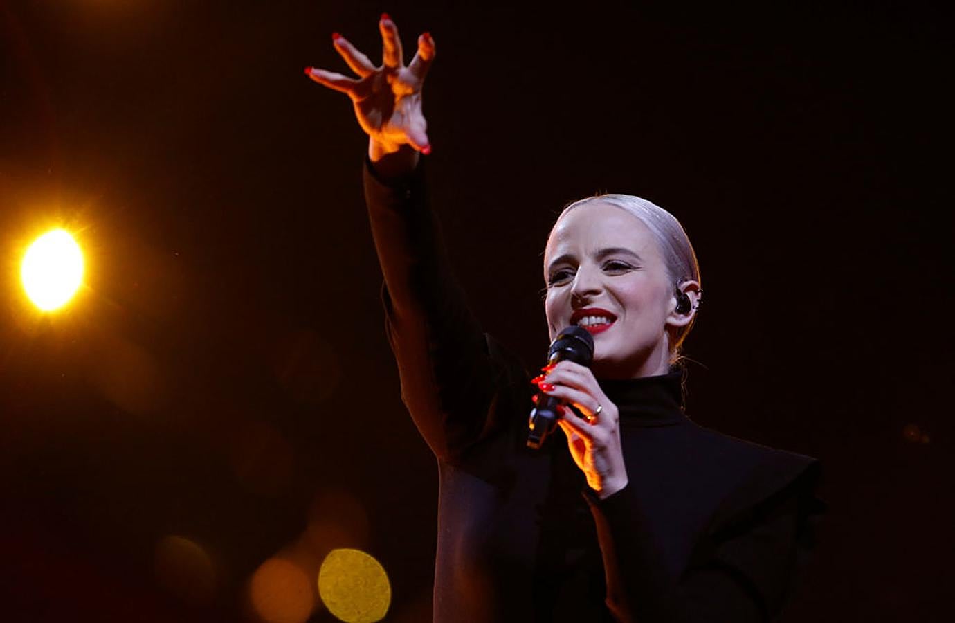 El dúo Madame Monsieur ha interpretado la canción ‘Mercy’, un tema que habla sobre la inmigración y el nacimiento de un bebé en alta mar.