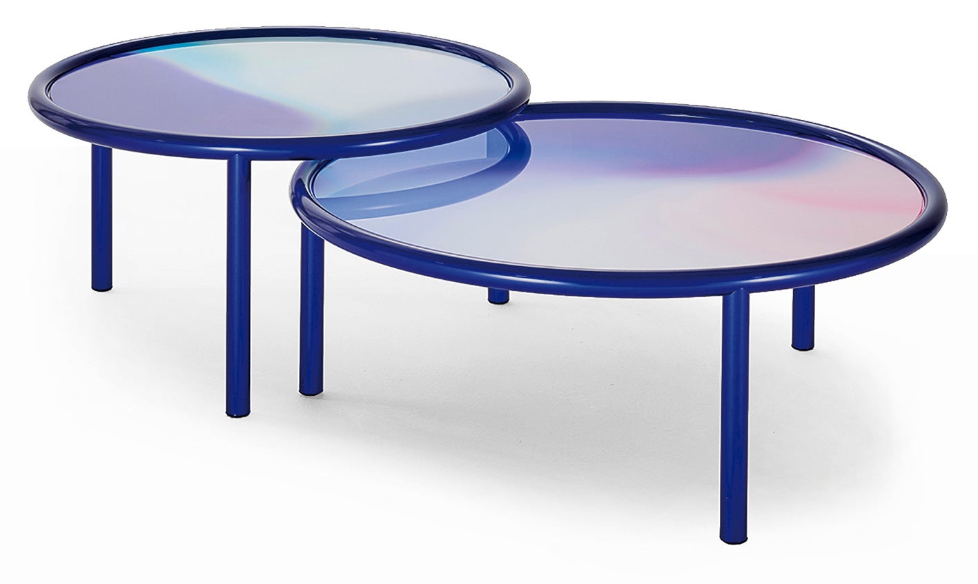 L.A. Sunset es una colección de mesas bajas que combinan tubos de metal y una superficie de cristal en la que los colores se funden como si fueran líquidos.