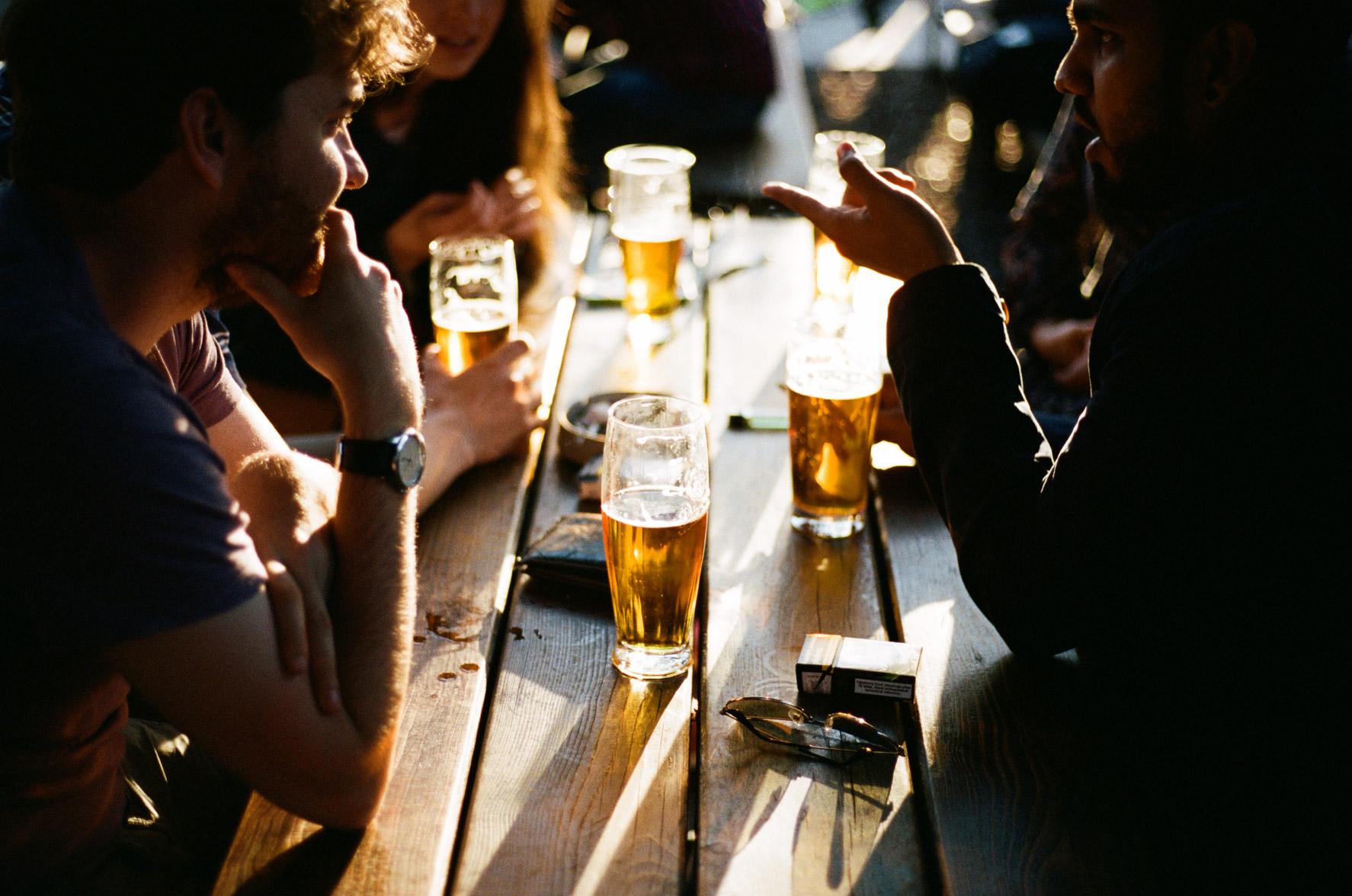 Cabe destacar las bebidas gaseosas, como las cervezas y los refrescos. Tómalas con moderación porque pueden llegar a producirte graves flatulencias.