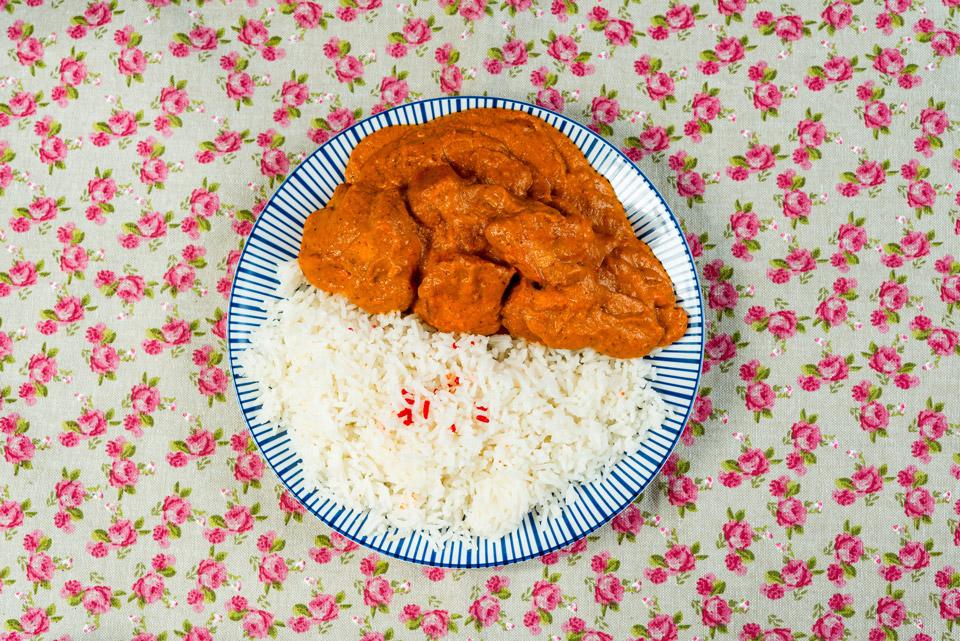 No es ni el pollo ni el arroz, es el curry lo que produce bastante gases. Así que cuidado con pasarte con él.