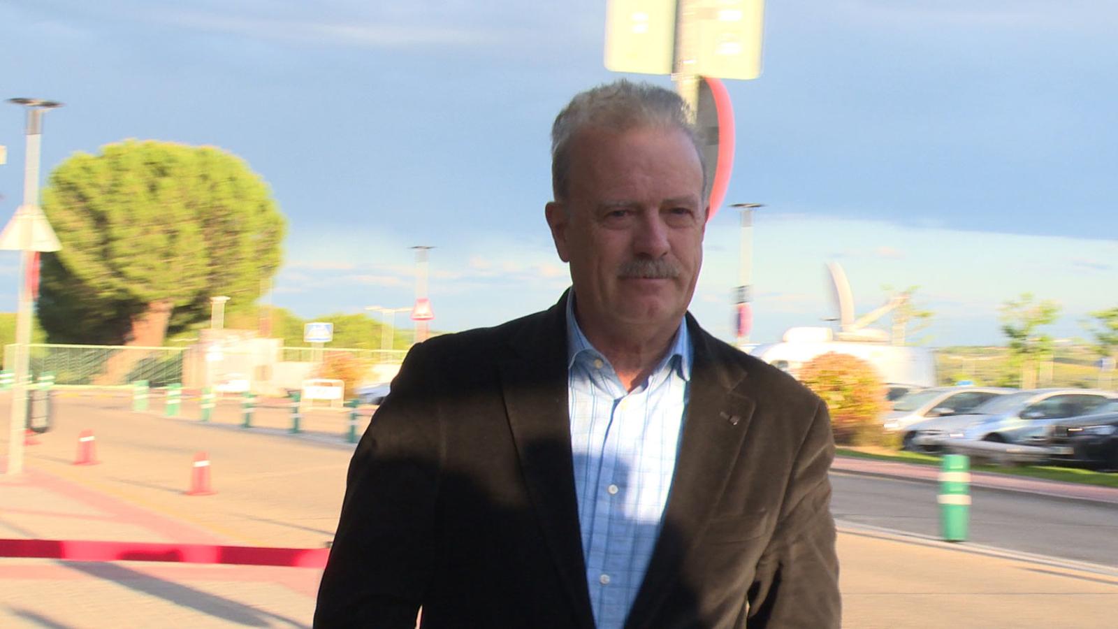 El periodista Manuel Campo acudió a la capilla ardiente de Antonio Mercero.