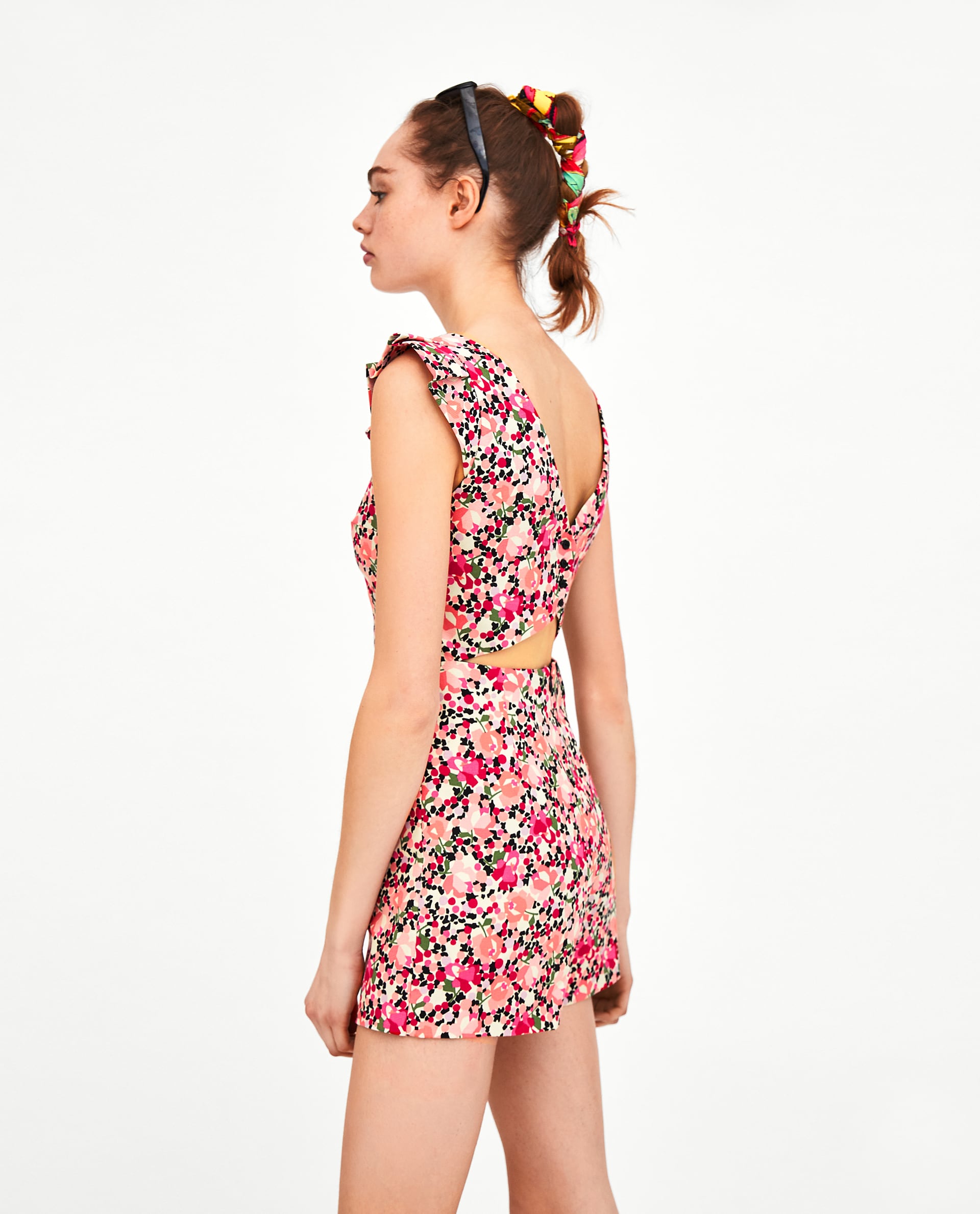 Vestido-pantalón mini de Zara. (25,95 euros).