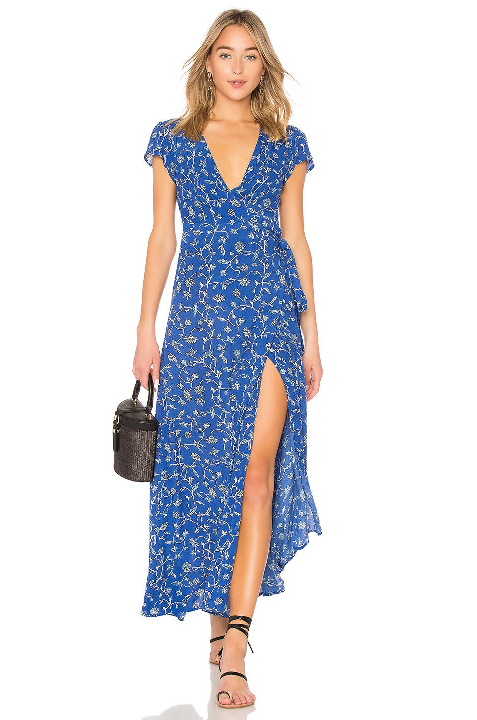 Vestido largo azul eléctrico con apertura en la pierna de Revolve. (75,05 euros).