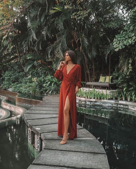 La influencer de 23 años lleva un vestido largo de manga larga con escote y cinturón. Este tipo de vestidos son ideales para ir a dar un paseo.