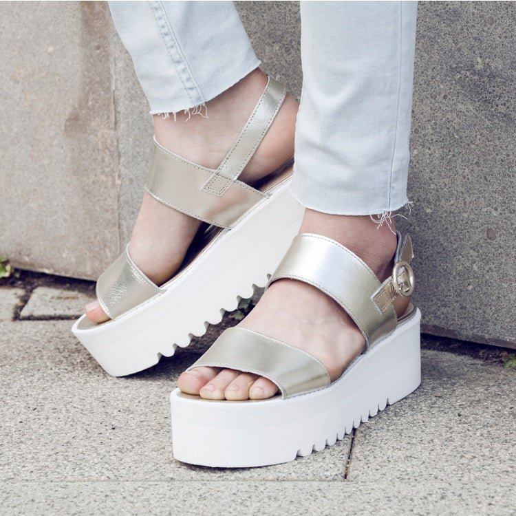 Sandalia dorada con plataforma de Un paso más: 60 euros.