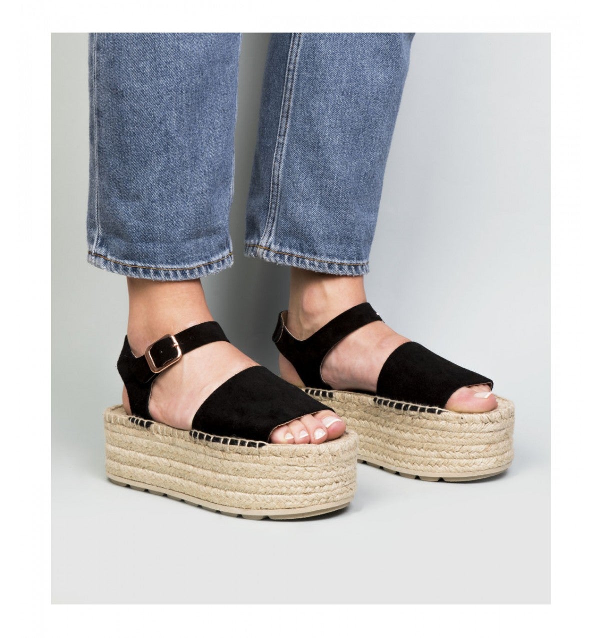 Sandalias con plataforma de Aurevoircinderella: 90 euros.