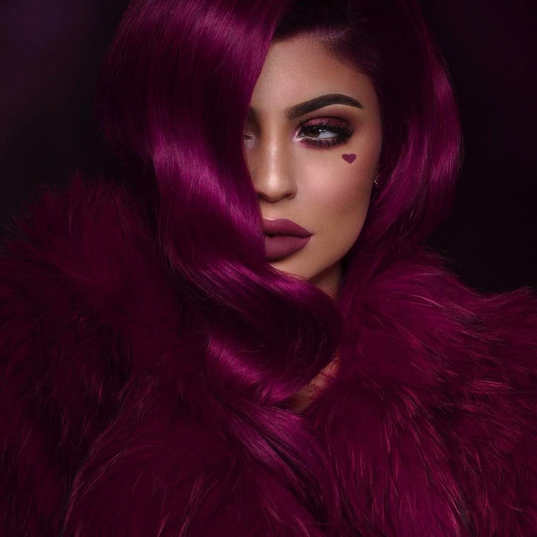 De todos los colores capilares que ha llevado Kylie, probablemente sea este el más sorprendente, el más inesperado y difícil de conseguir. Este fresa intenso... ¿de dónde lo ha sacado?