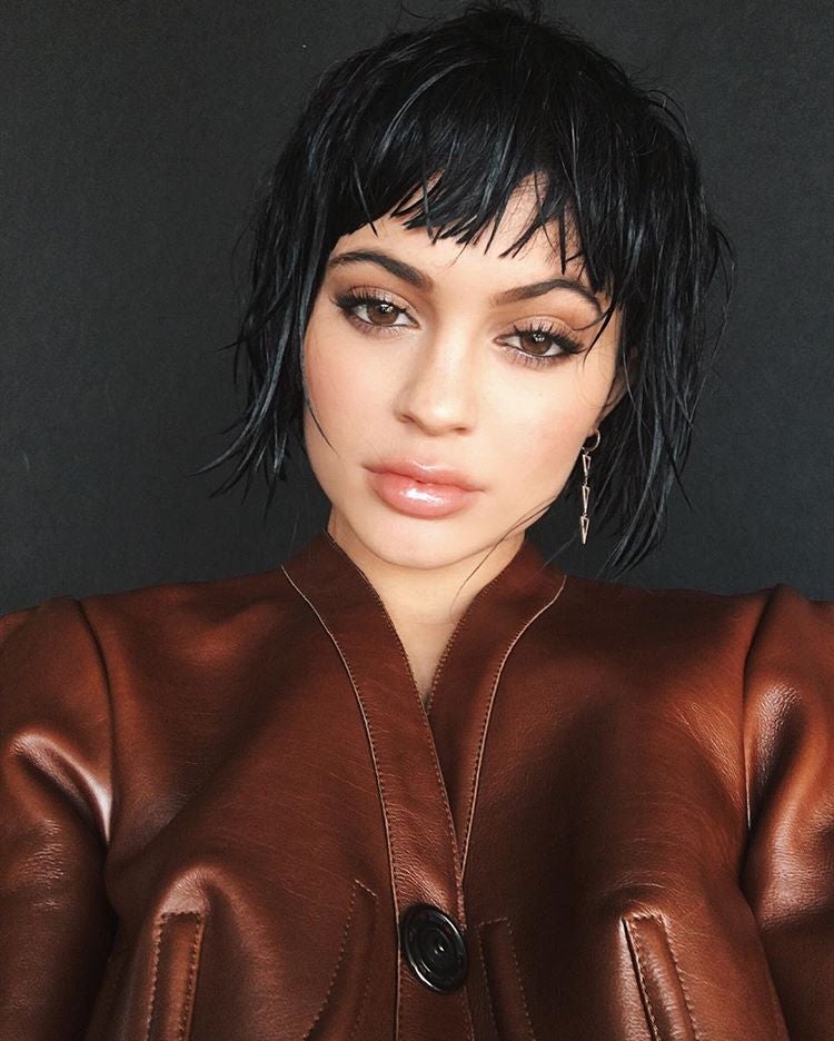 Algunos fotógrafos y directores de imagen saben ver el auténtico fuerte del rostro de Kylie: sus ojos. Con este rarísimo rarísimo bob con flequillo (efectivamente: peluca) destacan como nunca.