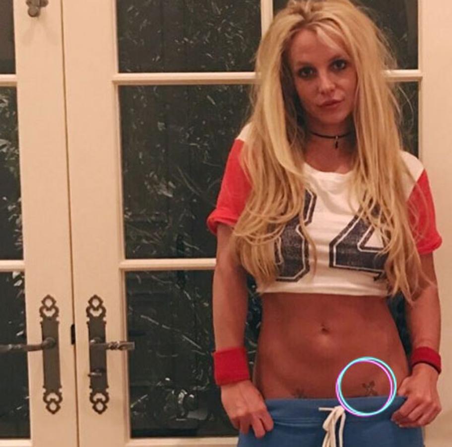 La cantante escogió para tatuarse una flor china que significa 'misteriosa', pero se equivocó y en vez de esa se tatuó otra que significa 'rara'.