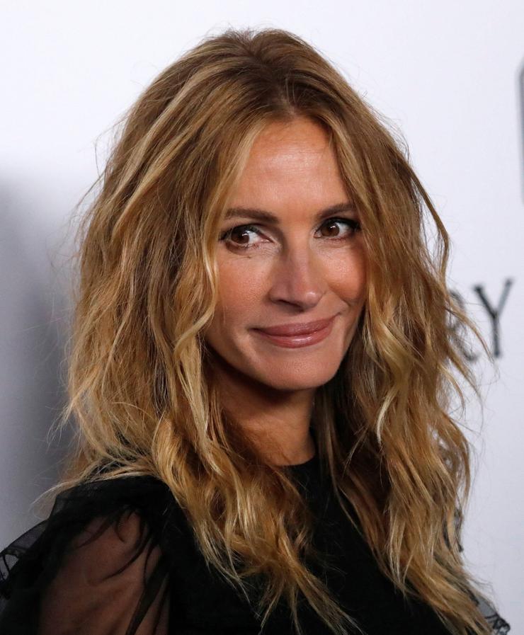 Además de su ya mítica sonrisa, Julia Roberts puede presumir de tener una de las melenas más bonitas de la industria del cine. A la oscarizada actriz (Mejor actriz por su papel en ‘Erin Brockovich’) se le ha visto con el cabello castaño, rubio y cobrizo, pero siempre largo. Aunque tenga 50 años.