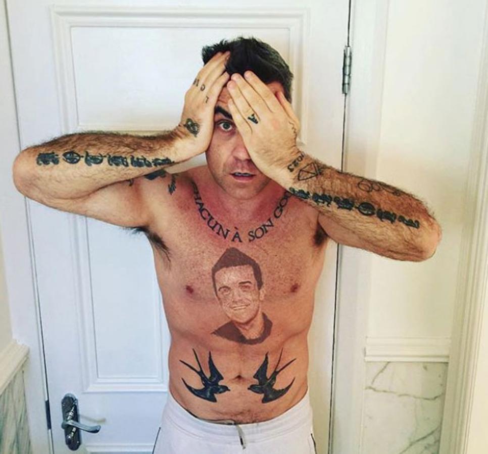 El cantante británico luce en su torso un gran tatuaje en francés en el que se puede leer: "Chacun a son goûl" que viene a querer decir la famosa expresión de "para gustos los colores". El error en este caso es que para que la expresión sea correcta tendría que leerse: "Chacun ses goûls".