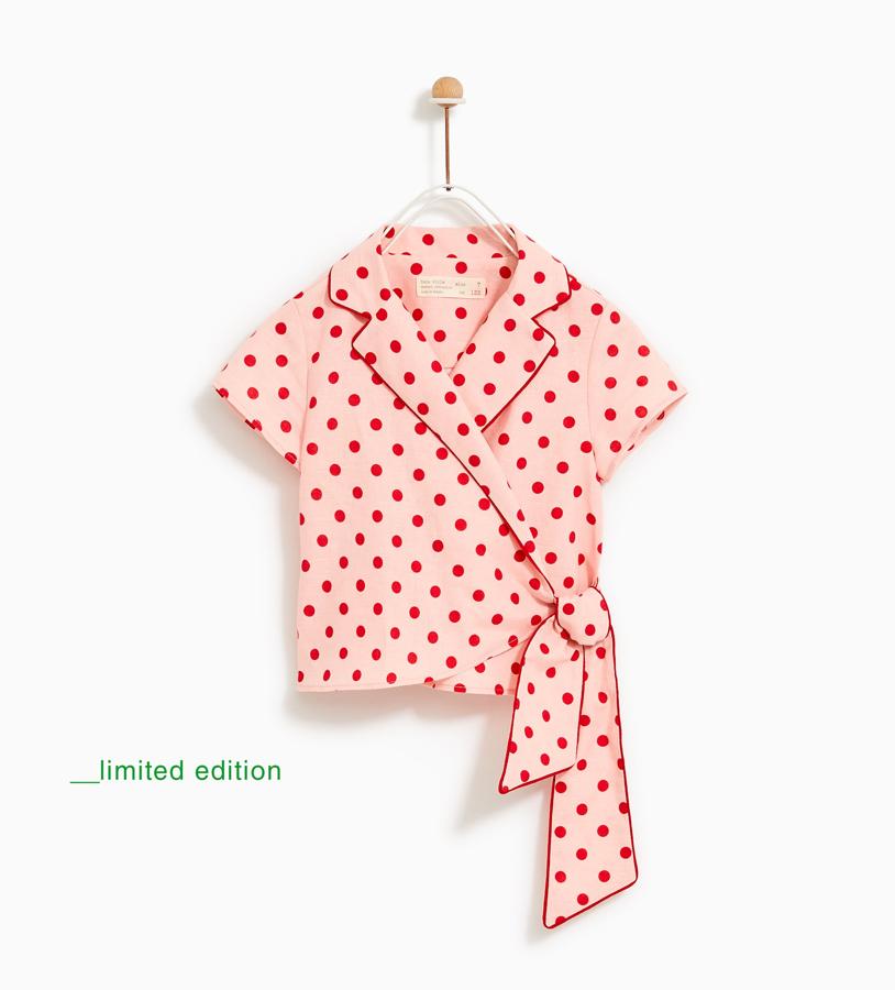 En Zara apuestan por la tendencia de los lunares y esta blusa es el mejor ejemplo. Además, es una edición limitada