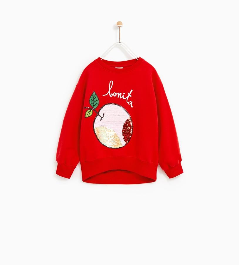 Esta sudadera de Zara tiene, además de un mensaje optimista, un color que anima cualquier look