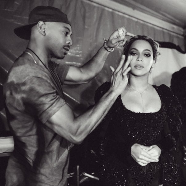 5. Personaliza tus básicos. Merece la pena invertir algo de tiempo en pensar qué productos son fundamentales en tu kit portátil e investigar qué fórmulas y marcas se ajustan exactamente a tus necesidades. Sir John menciona toallitas limpiadoras, colorete, máscara de pestañas e hidratante como lo más básico y sugiere investigar toallitas con extras, como agentes calmantes, aceites, o incluso carbon vegetal que purifica el rostro o probar hidratantes que aporten algo de color.