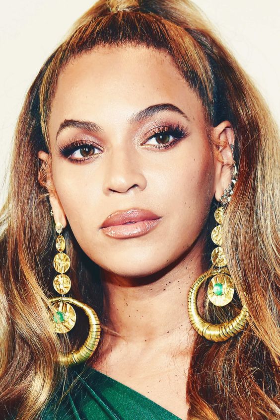 9. La técnica del sandwich. Una de las especialidades de Sir John es el toque final, superluminoso, de la piel. Además, consigue una durabilidad extra, preparada para soportar los flashes de la alfombra roja y el evento posterior. ¿El truco? Aplicar una hidratante y, cuando aún no se ha absorbido, extender la base con ayuda de una esponja mezcladora. Terminar el maquillaje y, al final, aplicar unas gotas iluminadoras mezcladas con un poco de hidratante sobre toda la cara excepto la zona T.