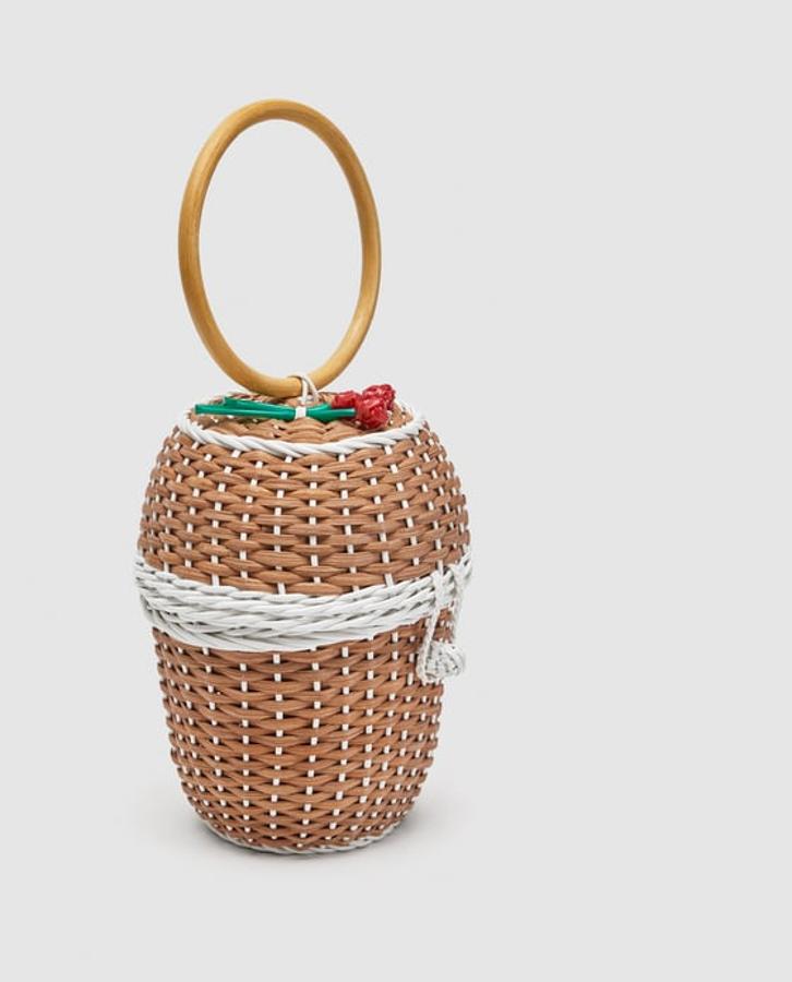 Cesta con detalle de flores, 29,95 euros.