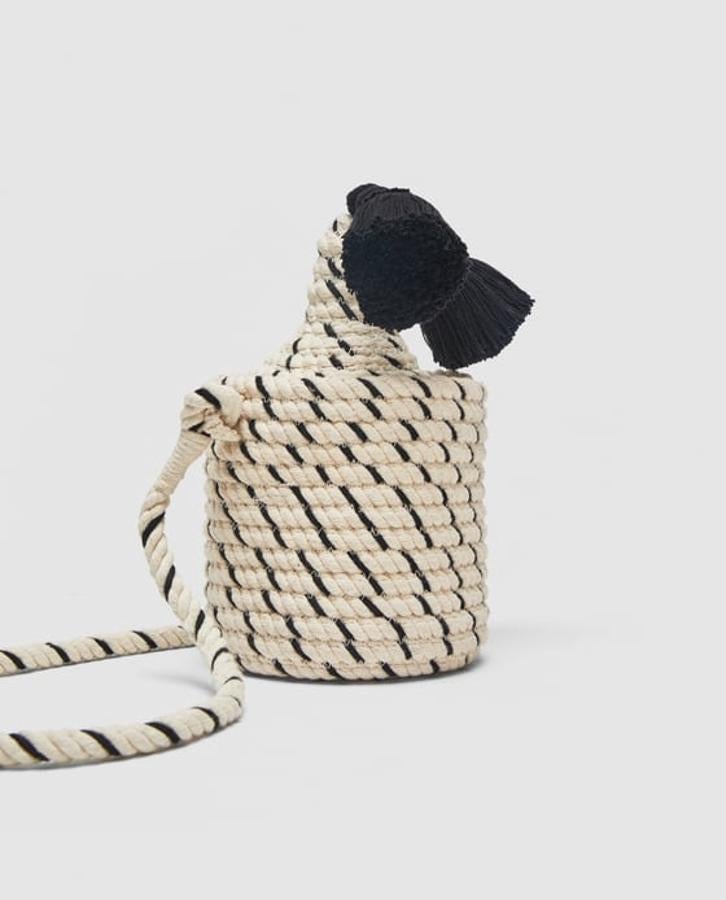 Bolso con forma de cubo, de algodon y con borlas, 29,95 euros.