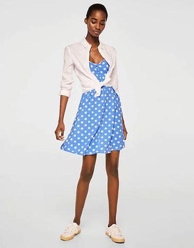 Mango propone conjuntarlo con una camisa atada a la cintura, perfecto para afinarla y marcar tendencia esta primavera-verano.