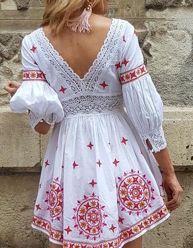 Vestido blanco con bordados en rojo, 269,90 euros.