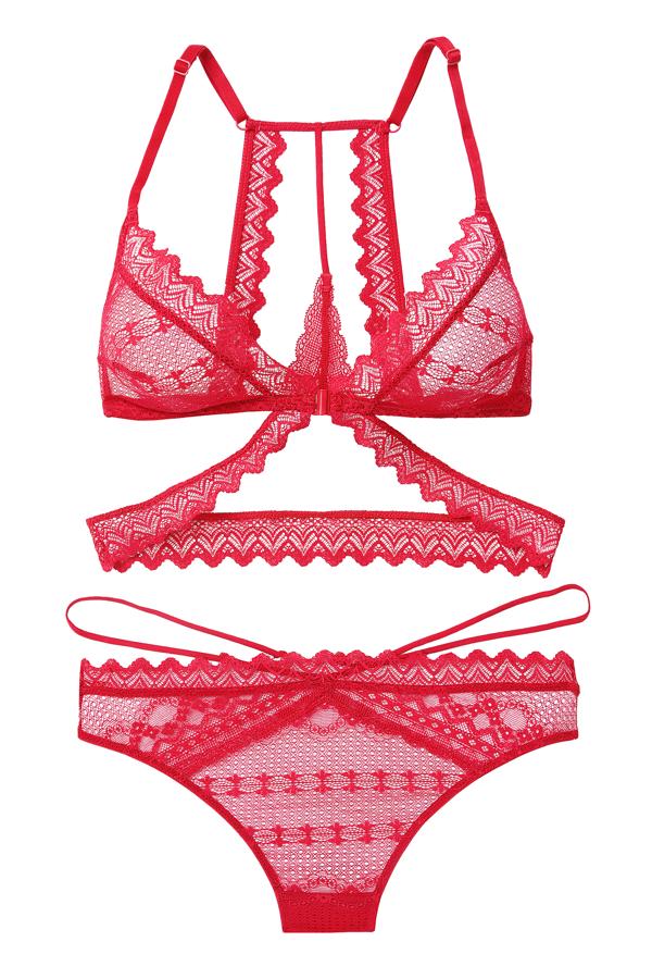 El color más sexy que hay es el rojo. Y este conjunto de lencería de sujetador y braguita en este tono no dejará indifernte a su ya marido