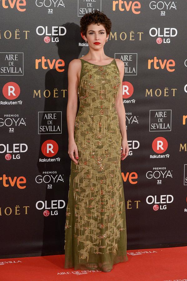 En la moda, el atrevimiento siempre es de agradecer, y Úrsula últimamente está innovando con su vestuario y sus peinados. Aunque no siempre acierta. En la última gala de los Goya, el conjunto no llegó a su máximo esplendor. El vestido de Teresa Helbig era original y rico en detalles, gracias a los bordados y las cadenas, pero la manicura y el maquillaje no acompañaban. Y el peinado menos aún.