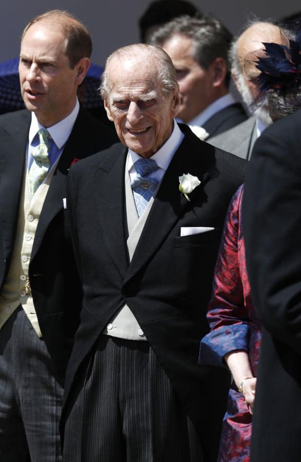 Con correción y elegancia, así se presentó Felipe de Edimburgo en la boda de su nieto Harry. Vistió chaqué y una corbata estampada en tonos violeta.