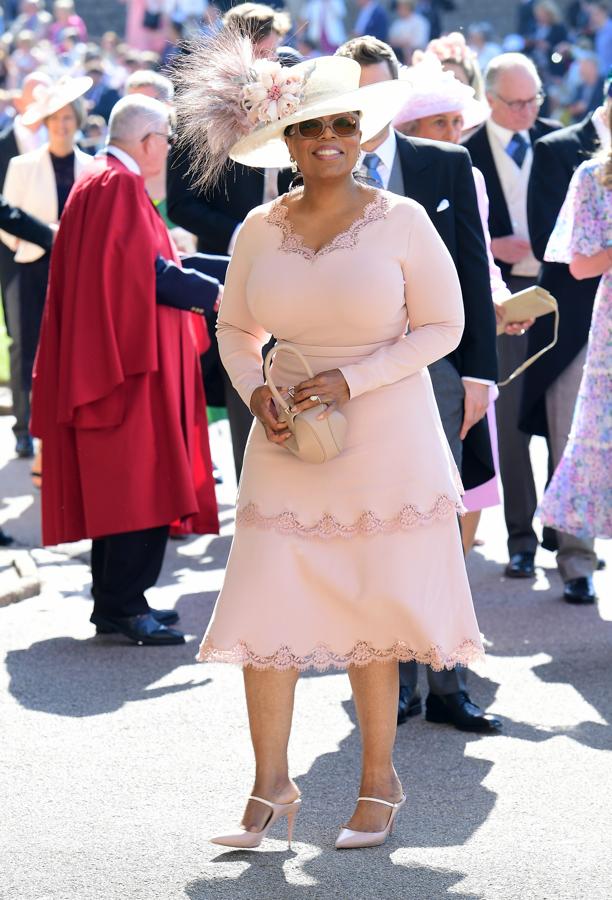 La productora de televisión, Oprah Winfrey, escogió un diseño en rosa palo para acudir a la boda real.