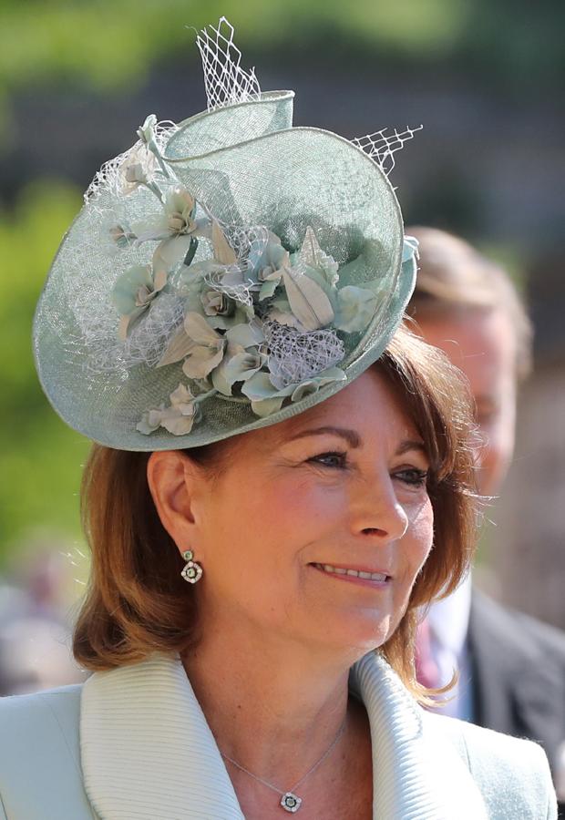 La madre de Kate es toda discreción con este tocado verde menta colocado casi sobre la frente.