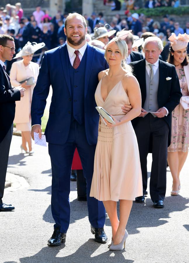 Chloe Madeley no ha entendido bien dónde iba. El vetsido color nude, una de las tendencias más vistas del enlace de Meghan y Harry, no es feo, pero tanto el escote como los hombros al descubierto no son ni mucho menos adecuados para una boda real en la iglesia.