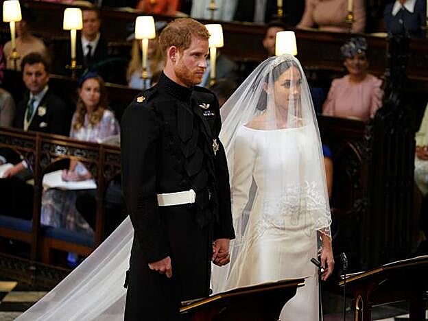 Clare ha diseñado para Meghan un vestido con escote barco.