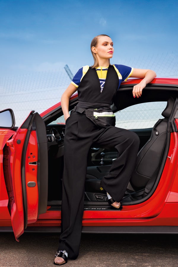 Mono de seda, de Max Mara; debajo, polo de P.a.r.o.s.h. Riñonera de Bershka y sandalias de Kenzo.