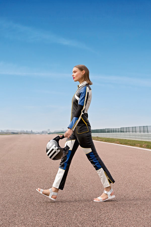 Mono de cuero, de Dior, con sandalias de Zadig & Voltaire.