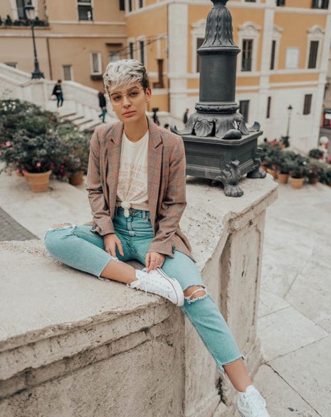 Un look obligatorio que todas debemos llevar al menos una vez por semana: jeans, Converse y americana. Esta en concreto es de Lovelypepashop y la camiseta también. ¡Acierto seguro!