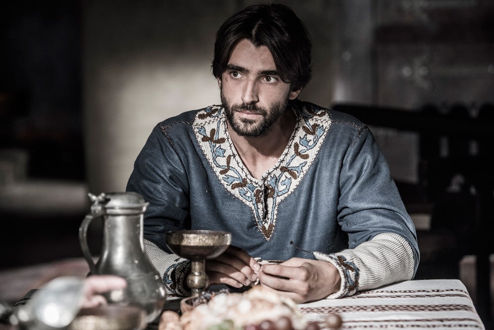 Nunca conoció a su madre pero siente que la Virgen le adoptó y protegió desde niño. Su padre, Bernat, le ha criado y le ha inculcado la dignidad de los hombres humildes. Fiel a sus principios, a lo largo de su vida conocerá la pobreza, el trabajo duro y el dolor hasta llegar a convertirse en un hombre muy rico e influyente. Su sentido de la justicia le llevará a enfrentarse a los nobles por lo que acabará juzgado por la Inquisición, aunque finalmente conseguirá lo que su padre no pudo: ser un hombre libre. Su azarosa vida está marcada por los conflictos con diversas mujeres que le harán conocer el odio y la injusticia pero también la pasión y el amor puro y verdadero Su amor a la Virgen le llevará a estar ligado toda su vida a la construcción del gran templo que los humildes bastaixos levantan en la Rivera de la ciudad en su honor.