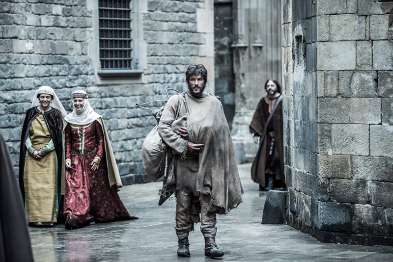 Inquisidor General del reino, es un religioso severo que preside los tribunales que juzgan a los herejes. La vida de Arnau está en sus manos cuando tiene que decidir si es inocente o culpable de apoyar a los judíos. Pese a la firmeza de su fe y a su severidad es un hombre justo que acata las leyes.