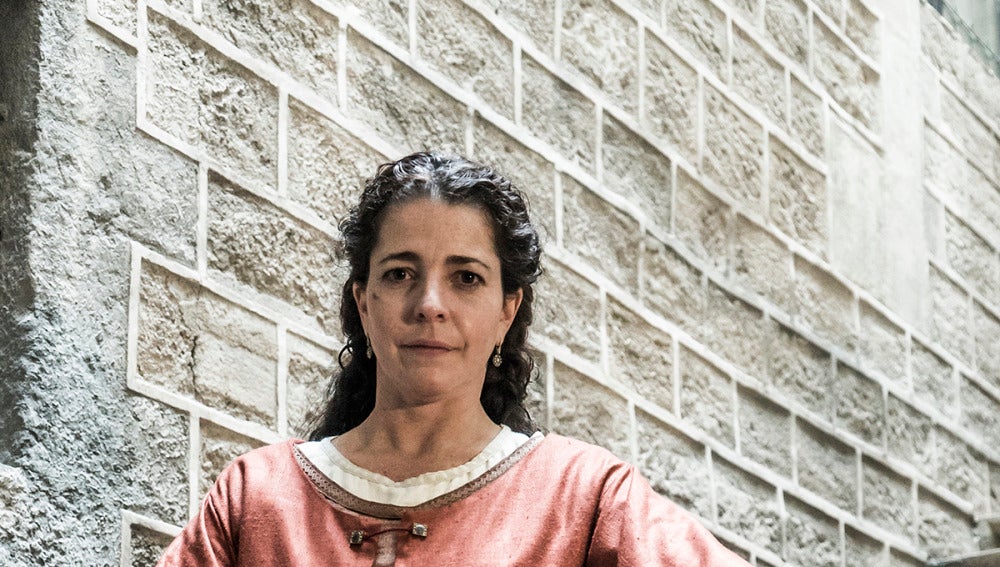 Hermana de Bernat y esposa de Grau Puig es una mujer buena y familiar. Su marido le debe a ella mantener el negocio de la alfaría porque lo levantó con la dote que ella aportó al matrimonio. Quiere a su hermano y cría a Arnau como si fuera un hijo hasta que un desgraciado accidente cambia la relación con el pequeño. Pese a la desgracia que vive, apoya a Bernat hasta la muerte.