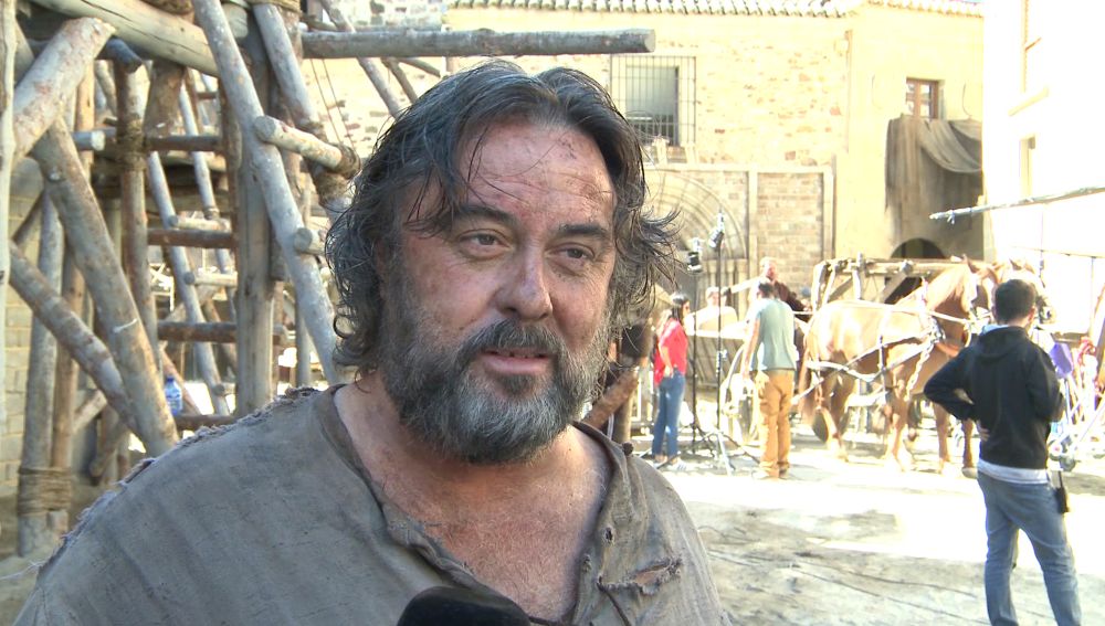 Humilde bastaixo ha dedicado su vida a la cofradía que acoge a todos los que trabajan en el puerto como porteadores. Es un hombre bueno y justo que ayuda a Arnau a convertirse en un bastaixo y al que le brinda su amistad de por vida.