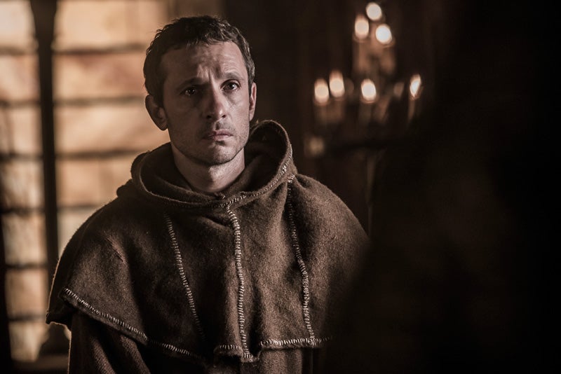 Huérfano a los nueve años es adoptado por Bernat tras la muerte de su madre. Desde entonces se ha criado con Arnau a quien considera un hermano. Su gran inteligencia le abre las puertas de la Iglesia que le permite estudiar y a la que después dedica su vida como monje franciscano. Su moral rígida le lleva al extremo en su comportamiento llegando casi al fanatismo. Es fiel a sus principios y a su fe y su estricta moralidad y religiosidad le llevan a hacer daño a quien más quiere. Las consecuencias de sus actos le atormentan y el sentimiento de culpa le lleva a tomar una decisión extrema para salvar a Arnau.