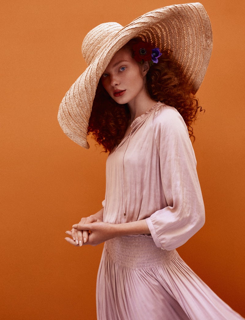 El vestido es un diseño de Gerard Darel; la pamela, de Mango.