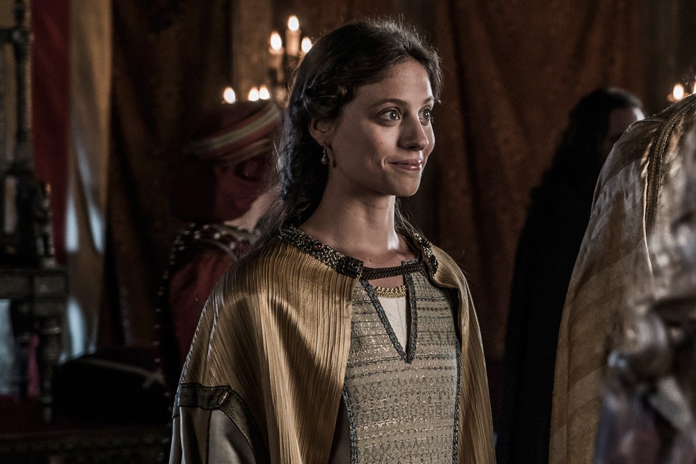 La peste se llevó a sus padres y la dejó huérfana con apenas once años. Inteligente y despierta desde niña, su vida cambió cuando se cruzó con Arnau que la acogió en su casa y le dio la única familia que ha conocido. Ha crecido en la casa de Arnau como si fuera su hija pero ella nunca le ha visto como a un padre. Valiente y generosa, vive en secreto su auténtico amor mientras rechaza una y otra vez a los posibles pretendientes que reclaman su mano. Su vida se trunca cuando es víctima de la codicia y los celos de la esposa de Arnau, Elionor. Aislada de todos, sufrirá en silencio el distanciamiento con el hombre más importante de su vida: Arnau.