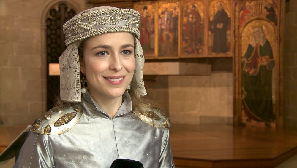 Pertenece a la nobleza y vive en la corte del Rey, del que es su pupila favorita. Altiva y soberbia no duda de la superioridad de la nobleza sobre la gente del pueblo, al que desprecia. Es obligada por el rey a casarse con Arnau pero ella nunca acepta ese matrimonio por considerarle inferior a ella al ser el hijo de un siervo. Manifiesta su desprecio desde que le conoce pero no se espera que Arnau le corresponda con la misma moneda. Herida en su amor propio por ser ignorada como mujer por su marido, urdirá un plan para acabar con él y sobre todo para alejarle de la mujer a la que ama. Su venganza llevará a Arnau a la Inquisición.