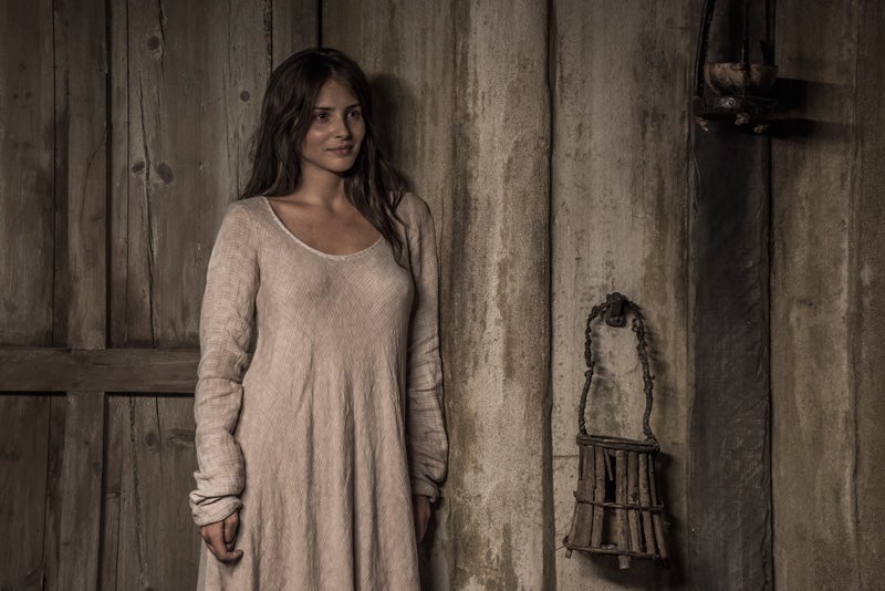 Hija mayor de un codicioso curtidor que la vende en matrimonio por dinero, Aledis no es dueña de su vida ni de su destino.Rebelde por naturaleza se salta las normas para vivir su amor y pasión por Arnau, el hombre con el que hubiera deseado casarse. La pasión que siente por Arnau la llevarán lejos de su casa y a vivir una vida muy diferente a la imaginada. Aledis es apasionada y seductora es víctima de la sociedad de su tiempo, es maltratada y humillada pero su espíritu libre la llevan a tomar las riendas de su vida y a no estar sometida a ningún hombre.