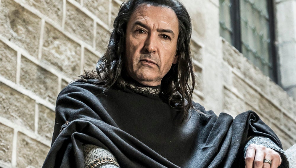 Tiene un próspero taller de alfarería en Barcelona el que acoge a Bernat, su cuñado, y a su sobrino Arnau por complacer a su esposa, Guiomona. Pero teme que la estancia de Bernat en su casa ponga en peligro sus planes para ascender en la escala social. Obsesionado por convertirse en un hombre importante y poderoso, abandonará su negocio y su casa para codearse con la nobleza y habitar un gran palacio. Hombre frío y sin sentimientos, no dudará en sacrificar a Bernat y a Arnau para conseguir sus objetivos. Con su nuevo matrimonio consigue por fin ascender en la sociedad, pero el precio que pagará será demasiado caro. Arnau fraguará su destino. Ha malcriado a sus hijos que han heredado su soberbia y envidia.