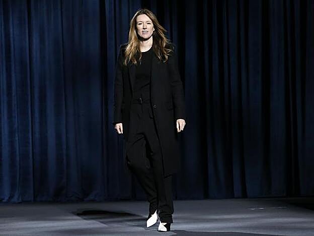 La diseñadora viste casi siempre de colores oscuros como el negro y el azul marino