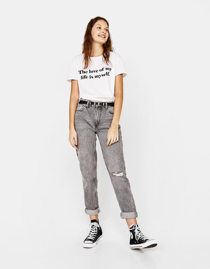 Jeans estilo 'mom fit' en gris y rotos, 19,99 euros.