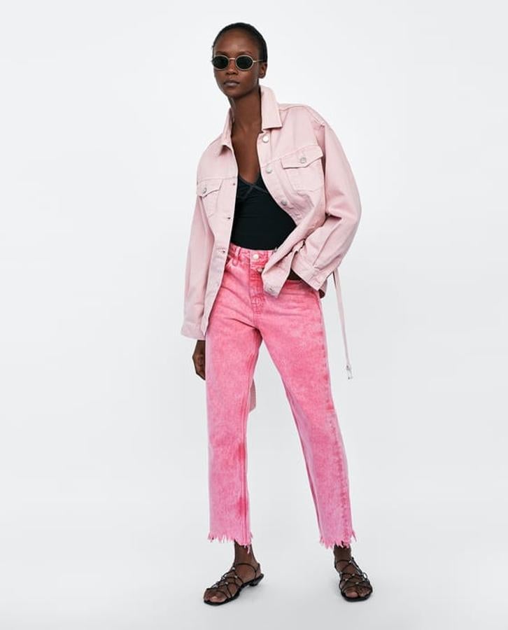 Vaqueros rotos 'mom fit' en color rosa, 25,95 euros.